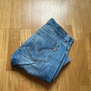 Dondup George - Ett par riktigt feta jeans ifrån dondup i modellen George. Storleken är 31 men passar mig som har vanligt vis 29-30 i storlek. Säljer pågrund av att de har aldrig kommit till användning. Pris 699kr hör av er vid frågor eller funderingar!😁🙌