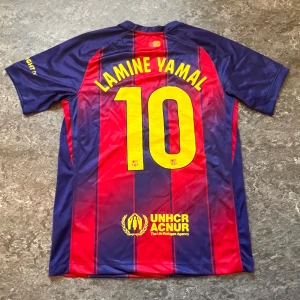 Lamine yamal Barcelona tröja - Säljer denna unika Barcelona tröjan, lamine med nummer 10, är helt ny och aldrig andvänd, för bilder kontakta mig