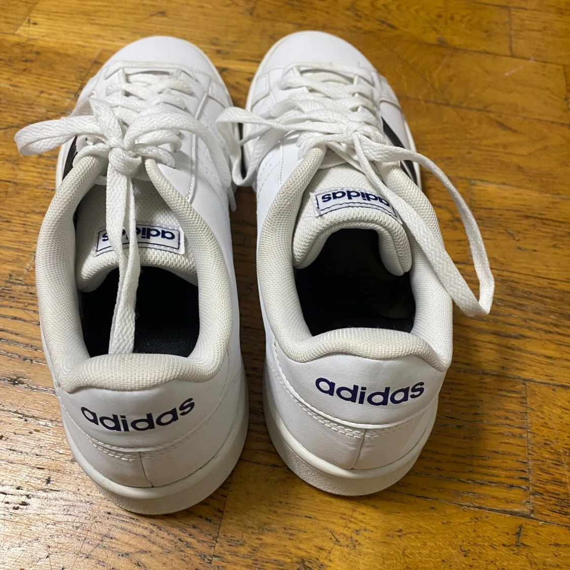 Vita Adidas sneakers med svarta ränder - 2