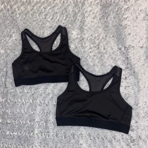 Svart sport topp - 40 KR FÖR BÅDA🤗 Två svarta sportiga linnetoppar med bred resår nedtill och racerback-rygg. Materialet är mjukt och stretchigt, perfekt för träning. Snygg enkel design utan mönster eller detaljer, passar dig som gillar stilrena träningskläder