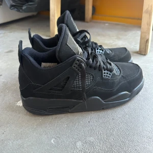Svarta jordan 4 black cats  - Inte använd mer än 1 gång för liten för mig. Väldigt bra skick 