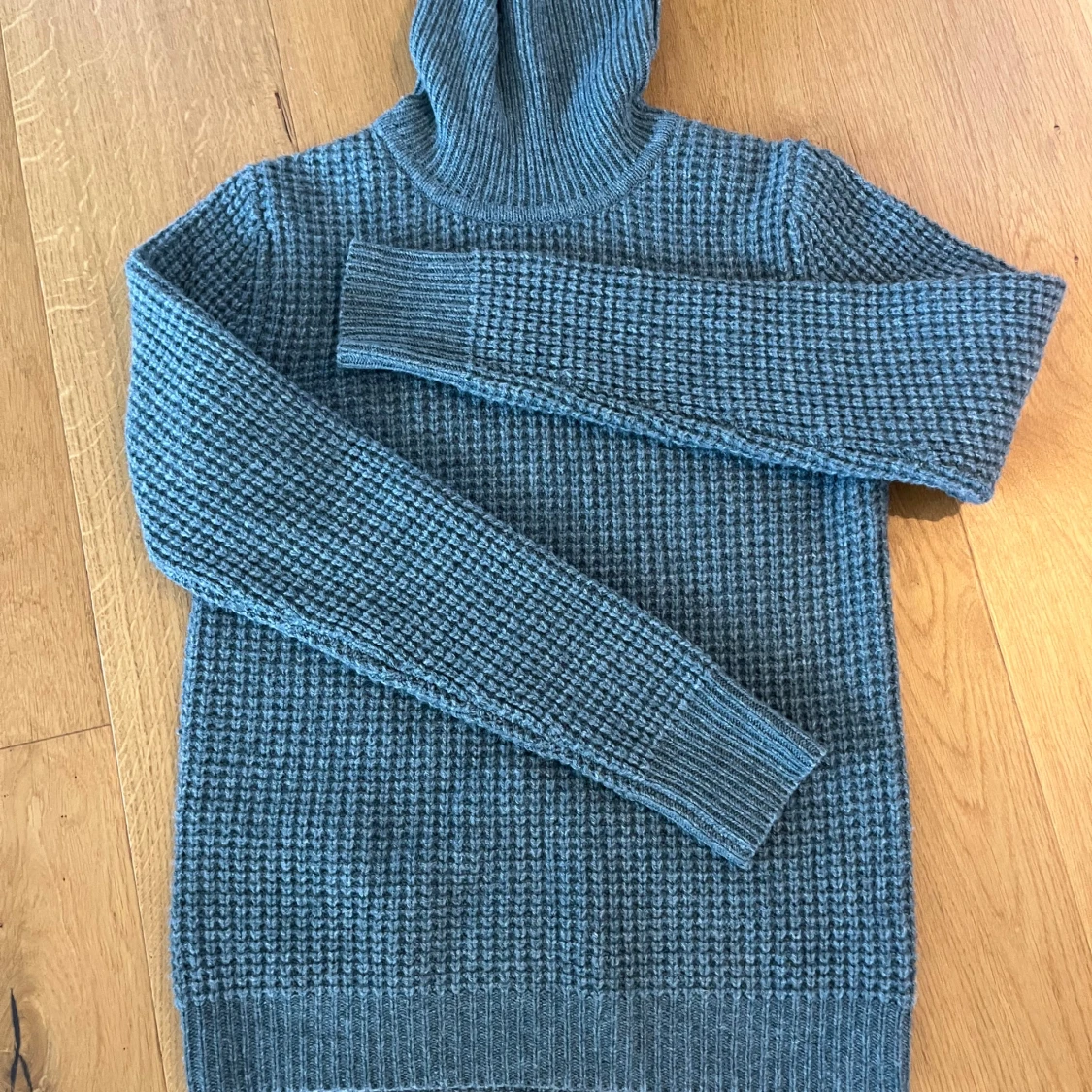 Grå stickad polotröja - 1