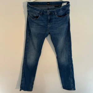 BOSS DELAWARE , 31/32 - Säljer de här jeansen från Boss i storlek W31 L32. Jeansen har inga defekter över huvud taget och är använda 1-3 gånger. Skriv för fler frågor!