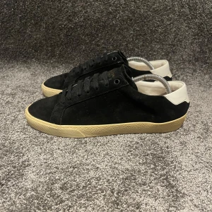  Saint Laurent skor - ‼️VI TAR EJ BYTEN‼️Saint Laurent Skor | Skick: 8/10 | Storlek 40,5 sitter större 41-41,5 | ingår kvitto, box, skopåse & nya snören vid köp. | Fraktar inom 24H efter köp på köparens bekostnad 📦💨 | Hör av dig vid minsta fråga eller fundering 💭