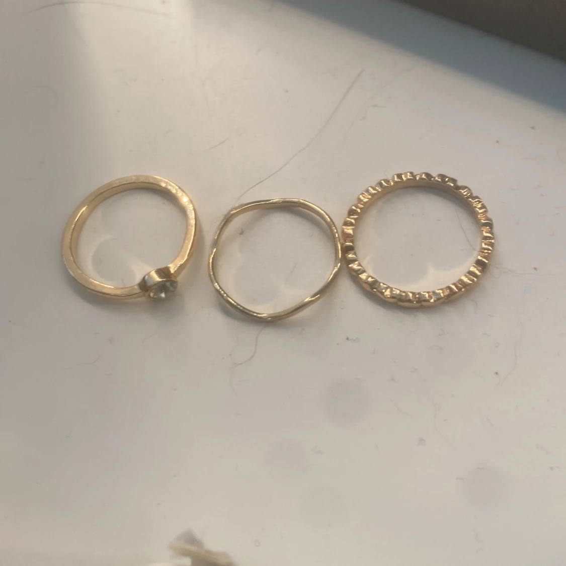 Set med tre tunna guldringar - 3