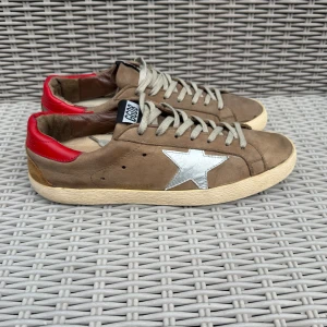 Golden Goose sneakers med silverstjärna - Bruna Golden Goose || Storlek 41 || Skorna är i okej skick, hälen är nedtrampad och undersidan ör sliten (se bilder)|| Mitt pris 1799kr || Tveka inte på att höra av dig vid frågor eller funderingar 