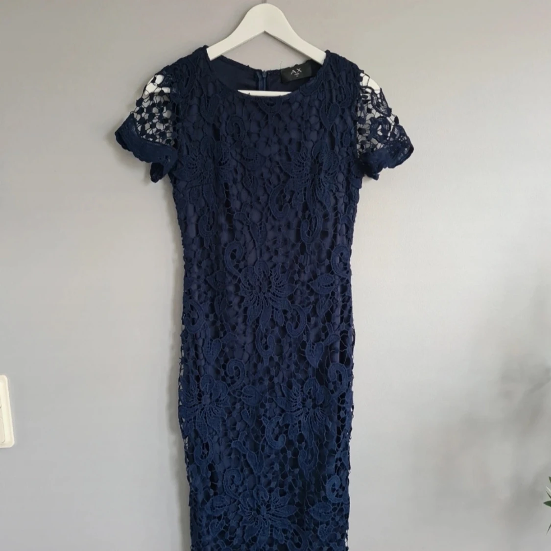 Marinblå spetsklänning AX Paris