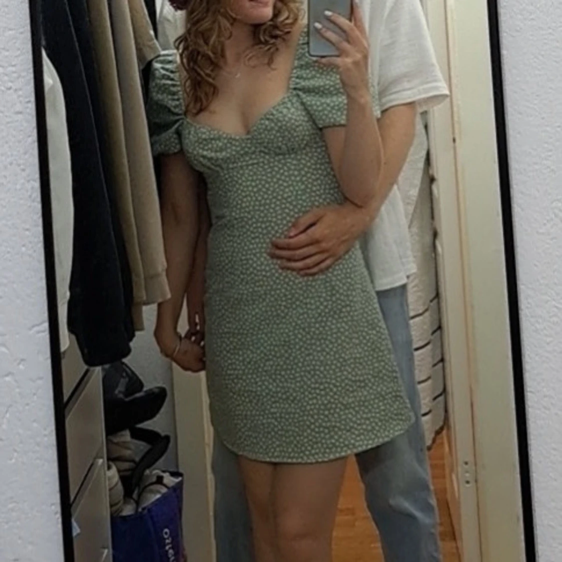 Grön blommig kortklänning med puffärm