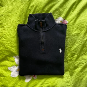 Ralph Lauren, half - zip (vintage)  - Säljes: Ralph Lauren - Half zip   Storlek: S Färg: Marinblå Skick: Sparsamt Använts  Snygg och bekväm ”Ralph Lauren - Half zip. Perfekt för både festligheter och vardag.  Pris: 499kr  Skicka ett meddelande vid intresse!