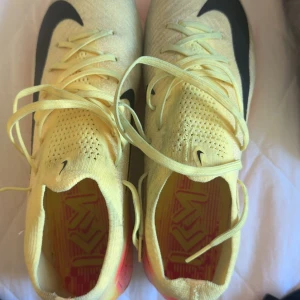 Nike mercurial Mbappe  - Hej! Jag säljer nu mina Nike mercurial kylian Mbappe. Det är storlek 43. Och är i skicka 9/10. Säljer dom pga att de är för små 
