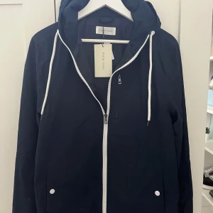 Pier One Windbreaker  - Pier One Windbreaker. Storlek M, helt ny med tags i nyskick. Väldigt stilren och fin jacka för en liten peng.