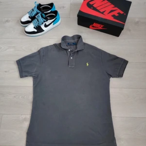 Ralph Lauren pikétröja - Ralph Lauren Piké🔥                                                           Skick:10/10 (aldrig använd)                                                                          Storlek:M                                                                                Färg:Grå                                                                                    Märke:Polo Ralph Lauren                                              DM vid minsta intresse 