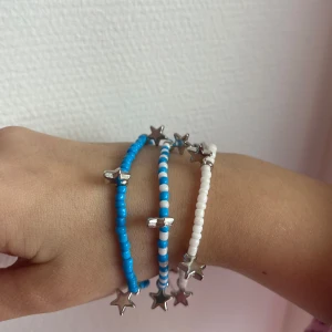 3 pack blåa armband med silver stjärnor🩵 - Säljer detta egengjorda 3 pack med blåa armband med silver stjärnor för 30kr inklusive frakt. Fås i presentpåse 🩵 välj postombud (ej instabox) 
