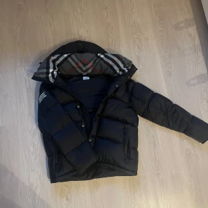 Burberry jacka/väst - Burrberry jacka eller väst. Riktigt bra kvalite. Använd ett fåtal gånger. L men passar också M