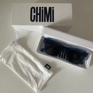 Chimi blåa solglasögon - Populära chimis, med cool blå färg i modellen 07 som knappt är använda! Ord pris 1100kr