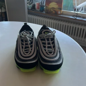 Nike Air Vapormax 97 sneakers  - Säljer ett par Nike Air Vapormax 97 sneakers som inte kommer till användning, skicket är 9/10 och de är väldigt svåra att få tag i