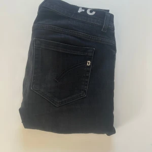 Dondup George  - Säljer dessa riktigt snygga Dondup jeansen i modellen George Skinny Fit. De är svarta med en riktigt snygg fade på benen. De är i bra skick men det finns en lite skavank vid skrevet som knappt syns och kan enkelt fixas om man skulle vilja det. Storleken är 31 och nypris på dessa är 3200 kr men jag säljer dessa för endast 750. Hör av vid frågor!🙌