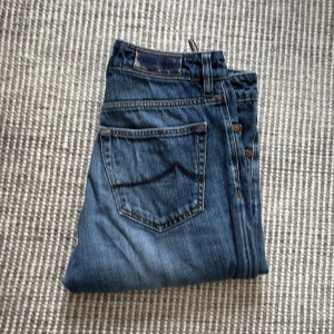 Blå jeansbyxor från Jacob Cohen - Säljer ett par klassiska blå jeansbyxor från Jacob Cohen med raka ben och femficksmodell. Jeansen har tydliga slitningar och kontrastsömmar, samt knappar i midjan. Perfekta för en avslappnad stil. Jeansen har fått hål i skrevet men blivit lagade (se bild 3,4). Jeansen är rätt använda därav priset men fungerar fortfarande utmärkt! #Grisch #JacobCohen #Grischstyle #Slimfit #Jeans #Blue