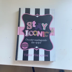 Stay Iconic: Överlevnadsguide för tjejer - Säljer boken 'Stay Iconic: Överlevnadsguide för tjejer' av Tilda Törnqvist. En inspirerande bok med svartvitt randigt omslag, rosa detaljer och lekfulla bokstäver. Perfekt för dig som vill ha tips och pepp i vardagen.