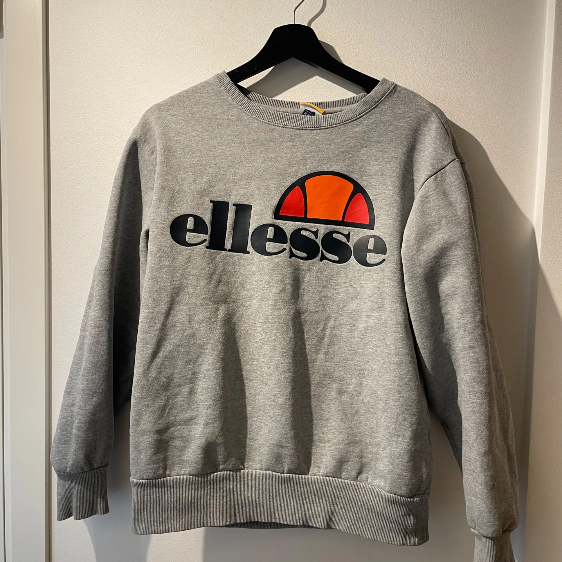 Grå sweatshirt från Ellesse - 2