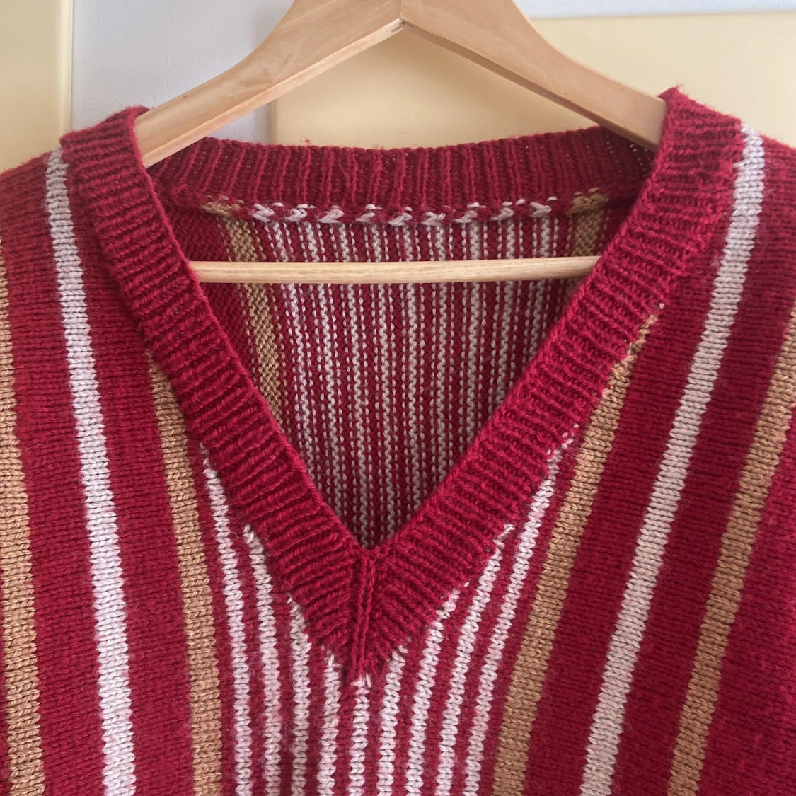 Röd stickad tröja med ränder - 4