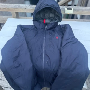 Polo Ralph Lauren Jacka - Säljer denna Polo Ralph lauren Jackan - Skick 10/10 - Storlek M - Kan packas ihop till en Väska - Perfekt till lite kallare sommardagar. Hör av er vid funderingar ⭐️
