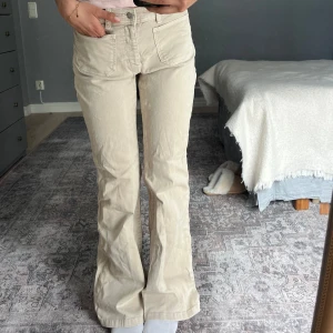 Beiga bootcut jeansbyxor - Snygga beiga jeans med bootcut-passform och hög midja. Mycket bra skick (nästintill oanvända) 