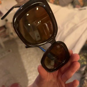   Chimi 10 Brown - Säljer mina älskade chimis! Köpta för 1400kr under 2021 då de var limited edition, men säljer nu vidare dom då jag vill ha ett par andra. De säljs inte längre i butik. Hämtade nyss ut dom från en spänning av bågarna och putsning av glaset, så dom är som nya nu! Inga repor eller synliga defekter. ❤️ pris kan disskuteras, men eftersom dom va limited kommer jag inte gå ner super mycket!