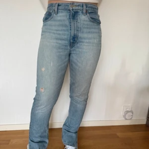 Ljusblå jeans med slits  - Säljer ett par ljusblå jeans med hög midja och raka ben. Från Etica, storlek 26, köpta för 1 399kr 