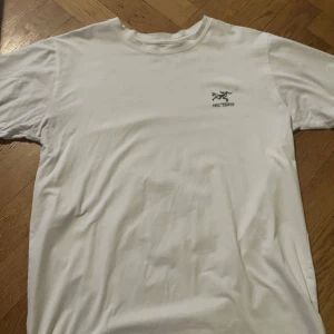 Vit t-shirt från Arc'teryx - Säljer en klassisk vit t-shirt från Arc'teryx 
