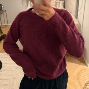 Vinröd stickad tröja från Zara - Mysig vinröd stickad tröja från Zara med rund halsringning och långa ärmar. Helt ny men ingen lapp.💓 Mina egna bilder. Köp gärna via köp nu💓