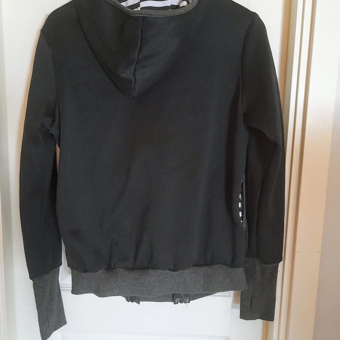 Svart hoodie med bärinsats och zebramönster - 1