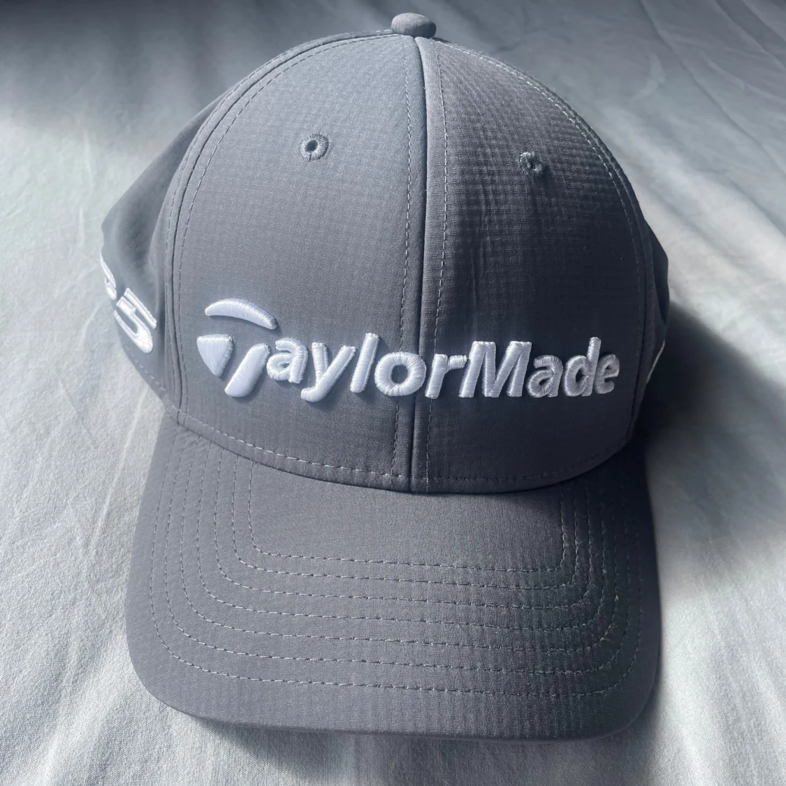 Grå keps från TaylorMade