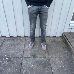 Nudie jeans  - Nudie jeans - Modell: Tight Terry - Storlek: W27/L30 - skick: 9/10 - Nypris runt 2000kr
