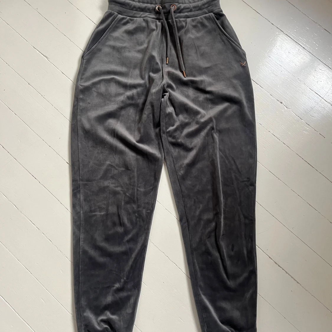 Mörkgrått mjukisset i velour - 3