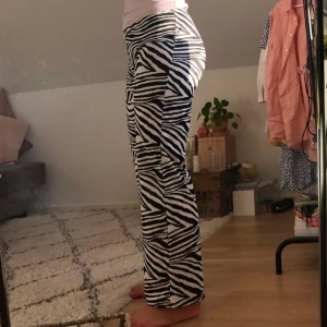 Utsvängda zebrabyxor  - Utsvängde zebrabyxor från Gina tricot! Jätteskönt och bekvämt material