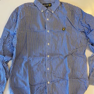 Blårutig skjorta från Lyle & Scott - Säljer en klassisk blårutig skjorta från Lyle & Scott som inte längre passar mig