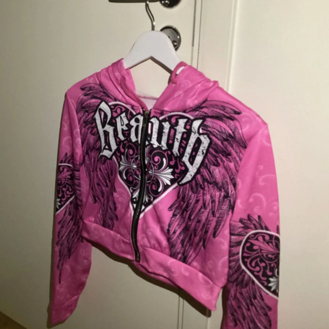 Rosa croppad hoodie med vingar och tryck - 2