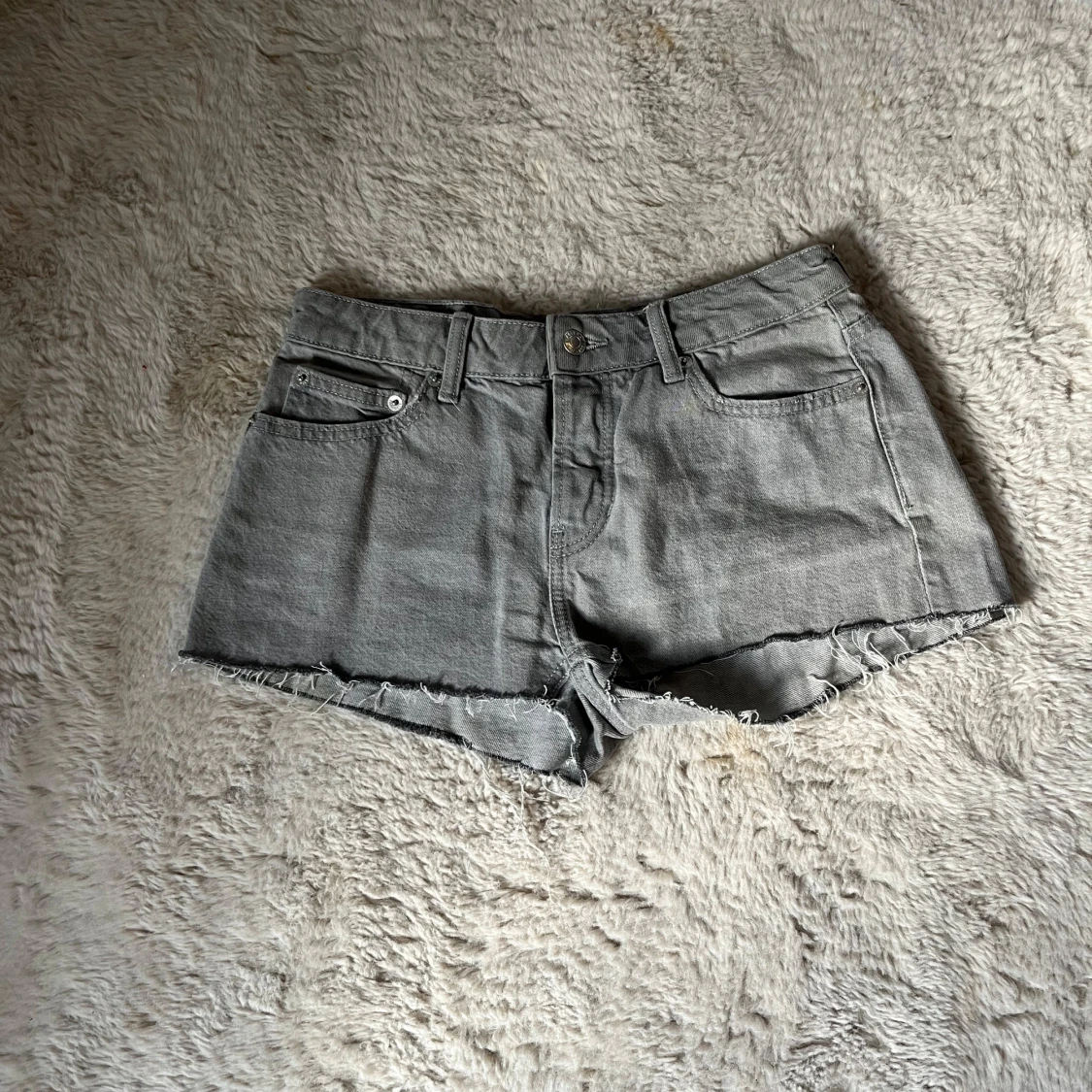 Tre par jeansshorts i olika färger