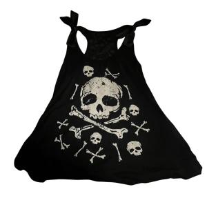 döskalle klänning/lång topp - såååå himla söt och i väldigt bra skick! den passar som en kort klänning men funkar också att ha som en vanlig topp! man ser igenom tröjan där bak på ryggen, så den är perfekt inför sommarn! storlek M men passar som S/XS