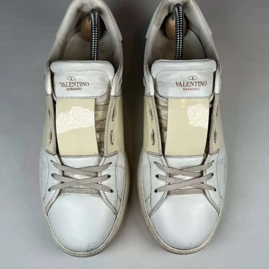 Valentino Garavani vita sneakers med beige detalj