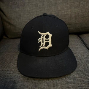 New Era keps  - Tja, säljer nu min sjukt snygga keps som är sparsamt andvänd i ungefär 1 år. Inga defekter bara höra av er vid frågor