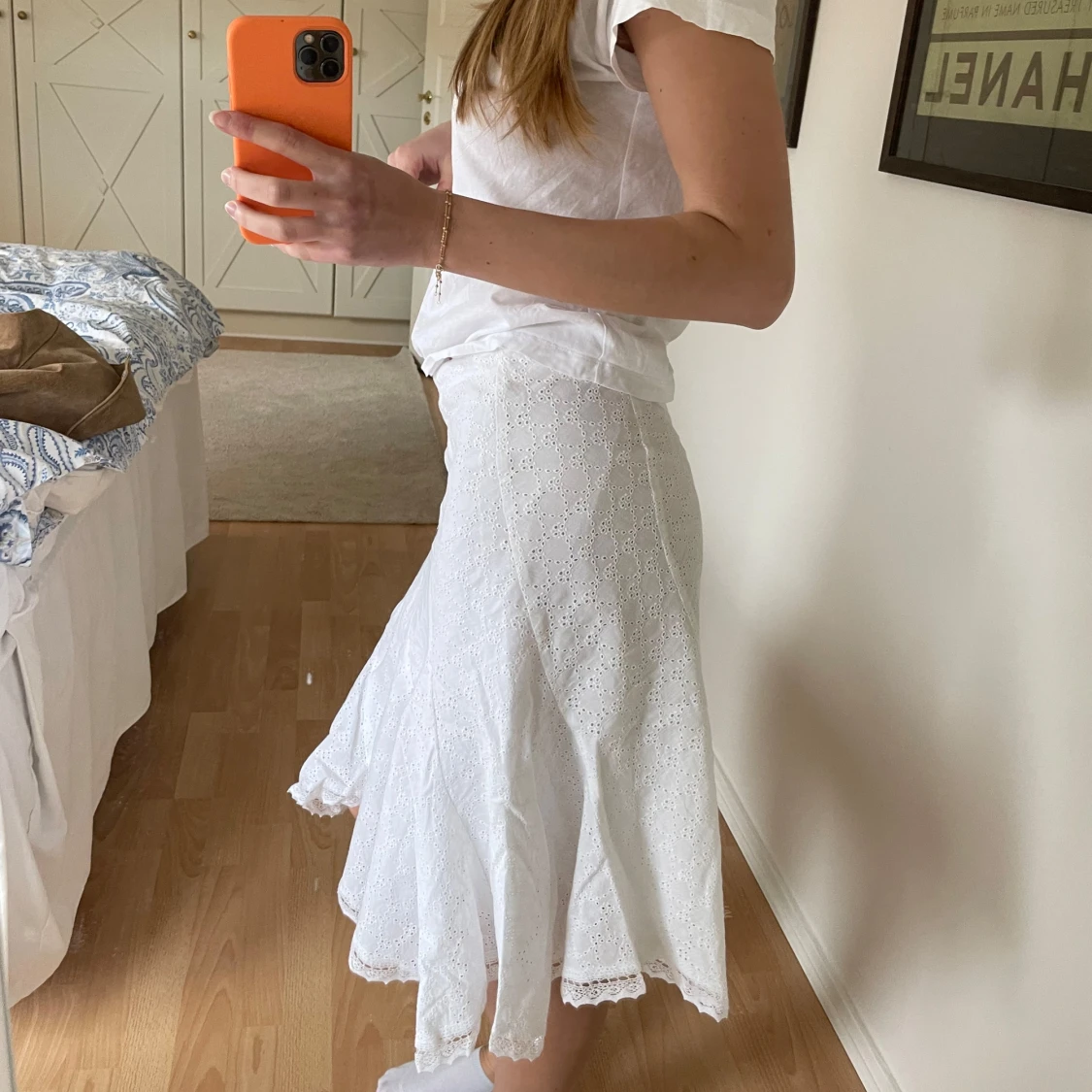 Vit långkjol med broderade detaljer - 2