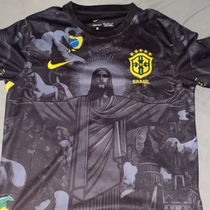 Svart t-shirt med Jesusmotiv från Nike - Jag säljer denna för att den var för stor för mig bilden har jag inte tagit för jag är inte hemma men om du vill ha bilder så kan jag ta den när jag kommer hem och det är bästa kvaliten helt ny.