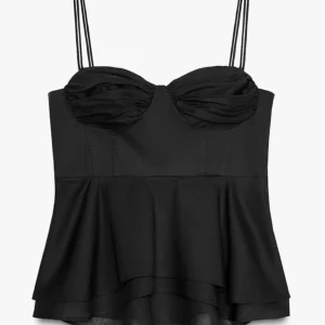 svart zara topp - Säljer en svart linnetopp med dubbla tunna axelband och volang nertill. Toppen har vadderade kupor och en lätt utsvängd passform💕Köpte den för att ha på valborg men säljer den då den tyvärr inte passade mig! Aldrig använd, endast testad en gång💕