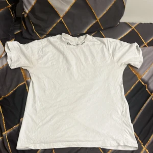 Vit t-shirt från Palm Angels - Säljer en Vit t-shirt från Palm Angels med stor svart logga där back.haft länge men har inte använts mycket. Helt äkta storlek S men kan passa M också!! Vi köp av den varan med en annan i mitt konto så får ni ett erbjudande pris av 400kr!