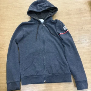 Moncler zip hoodie  - Hejsan! Säljer nu en mycket elegant moncler zip hoodie i mycket fint skick. Hoodien är självklart äkta! Vid frågor är det bara att höra av er!