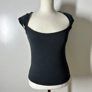 Brandy melville topp  - Topp ”Ella” från brandy melville. Mörkgrå nästintill svart. Onesize. Passar xs-s. Köp sker via köp nu, jag postar inom 24h. kvar tills markerad såld 