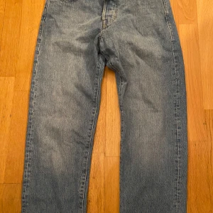 Blå jeans från Jack & Jones - Klassiska blå jeans från Jack & Jones med rak passform och diskret tvätt. Byxorna har fem fickor och tydliga kontrastsömmar. Perfekta för en avslappnad stil och funkar året runt. Anända ett fåtal gånger, dm för fler frågor!