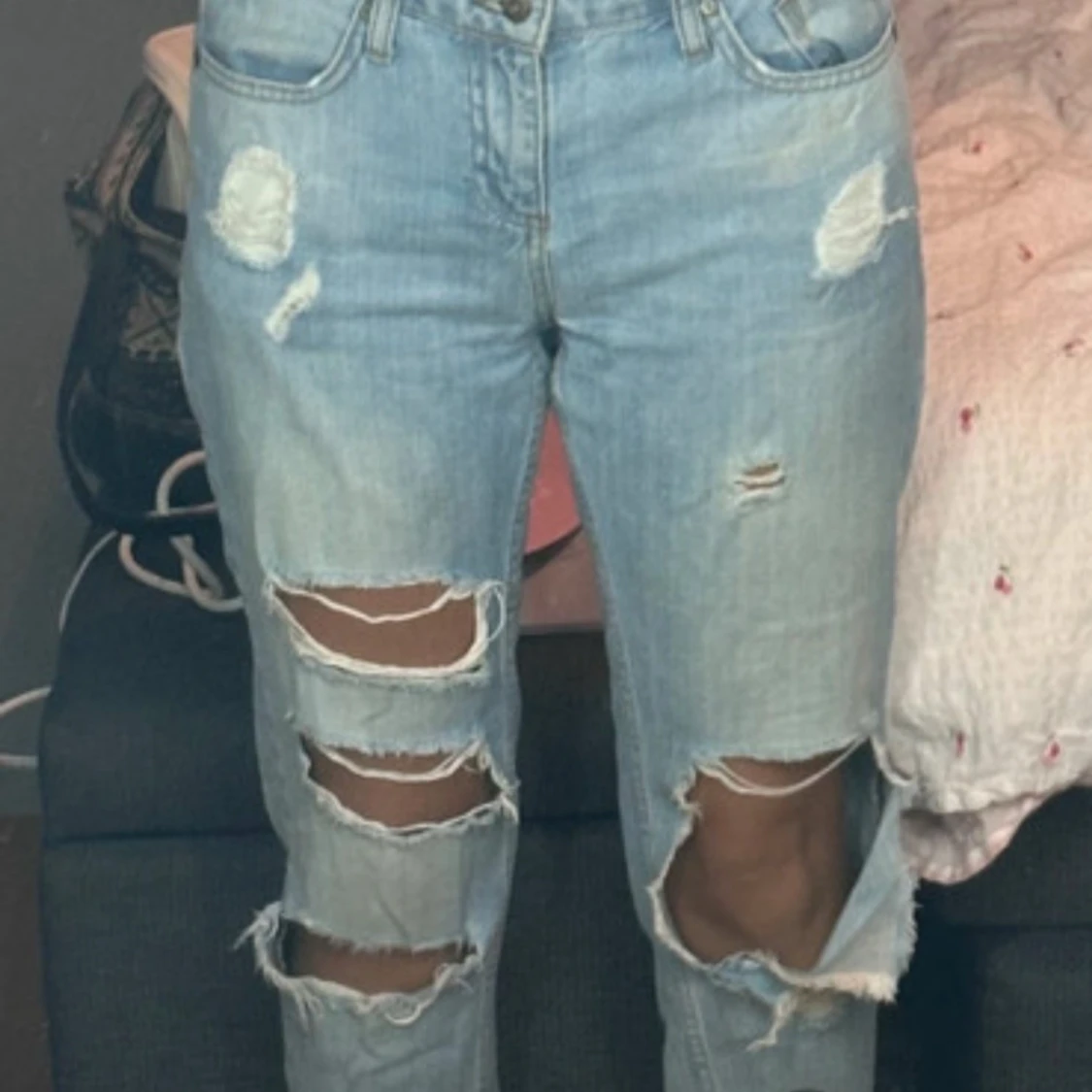 Ljusblå ripped jeans med hög midja